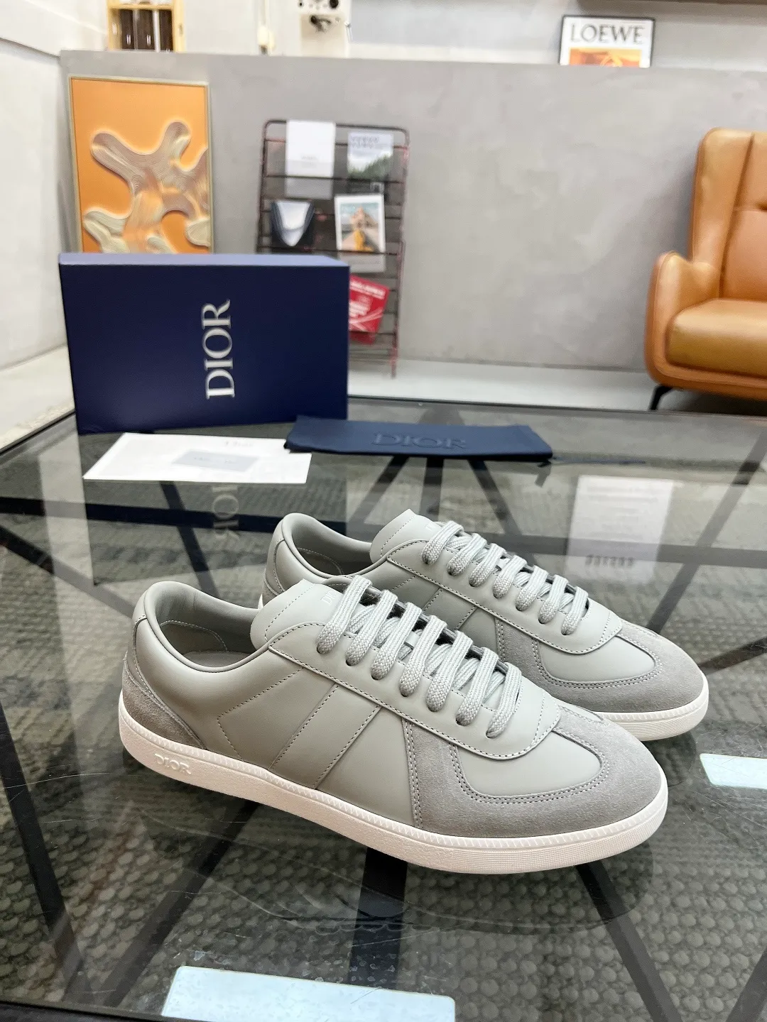 Factory price: 400💰🔍Top purchasing agent🇮🇹 Dior's super popular sneakers are available at the new counter simultaneously. The uppers are made from Italian original imported cowhide with cloth fabrics. The logo graphics are perfectly reproduced with complex craftsmanship that is necessary for fashionistas. Imported soft water-dyed cow lining and cowhide feet Sole: The original sole is specially provided by the original factory, the exclusive movable molded sole is super comfortable, the original factory follows the order, 🔍🔍high quality, you can enter and exit the counter at will, welcome to compare, the code number is 39-44 (order 38 45)